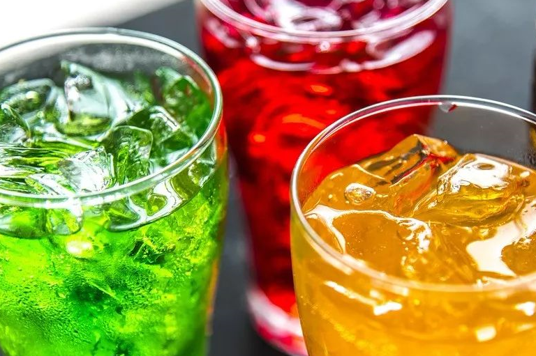 碳酸饮料适当喝一些碳酸饮料不会有什么大问题,但过量饮用却不利于