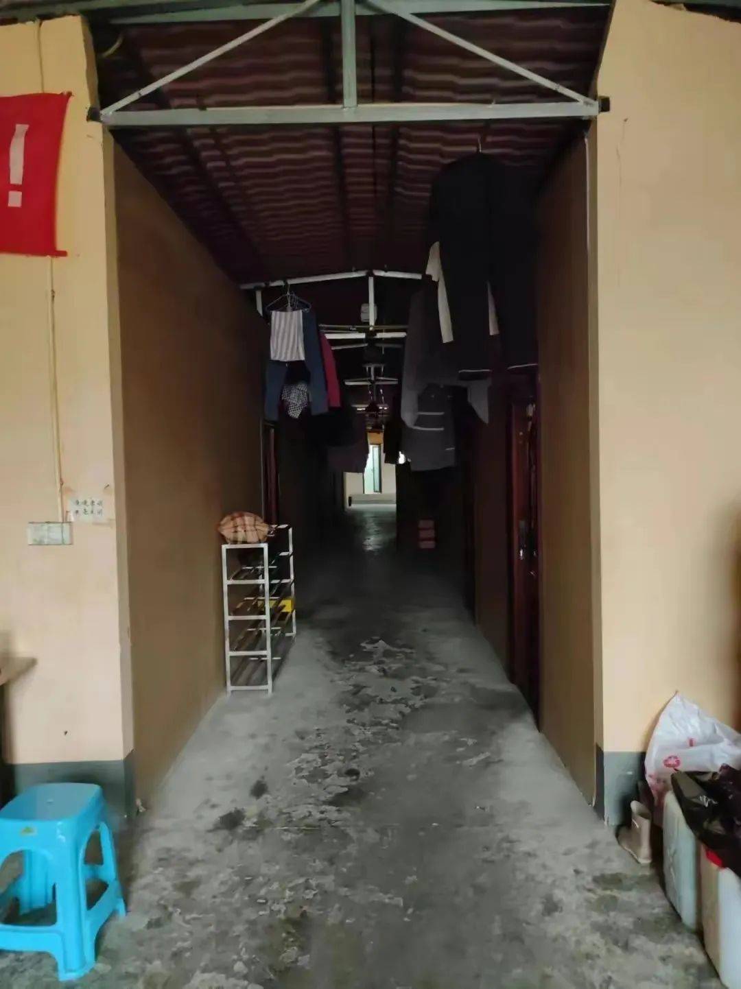 存在隐患:西充县水善坊浴足店四层设置员工宿舍,且只有一部疏散楼梯.