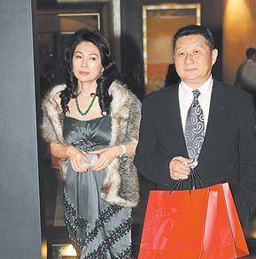 孙道存:60岁娶初中同学女儿,72岁去世,留下6个子女和17亿外债_吴逸萍