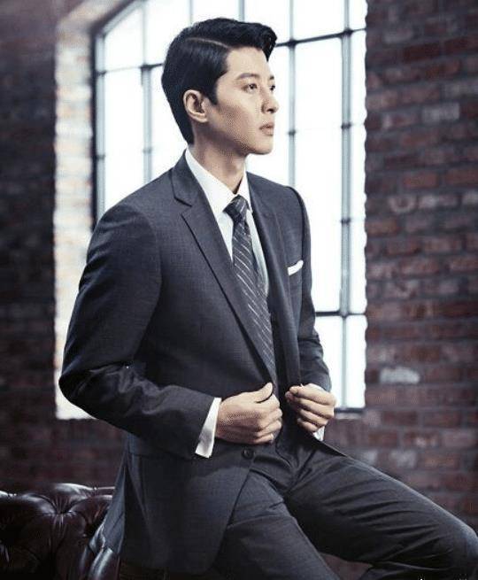 "韩版罗志祥"李东健离婚,和妻子同框永远素颜,网友:意料之中_感觉