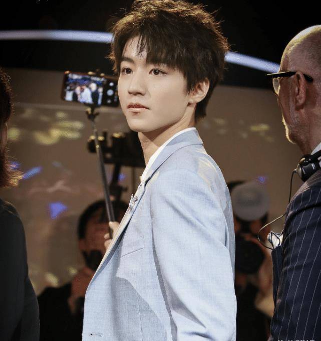 王俊凯单膝下跪,西装裤"紧绷"时男人味爆棚,前排女粉有眼福了_时候