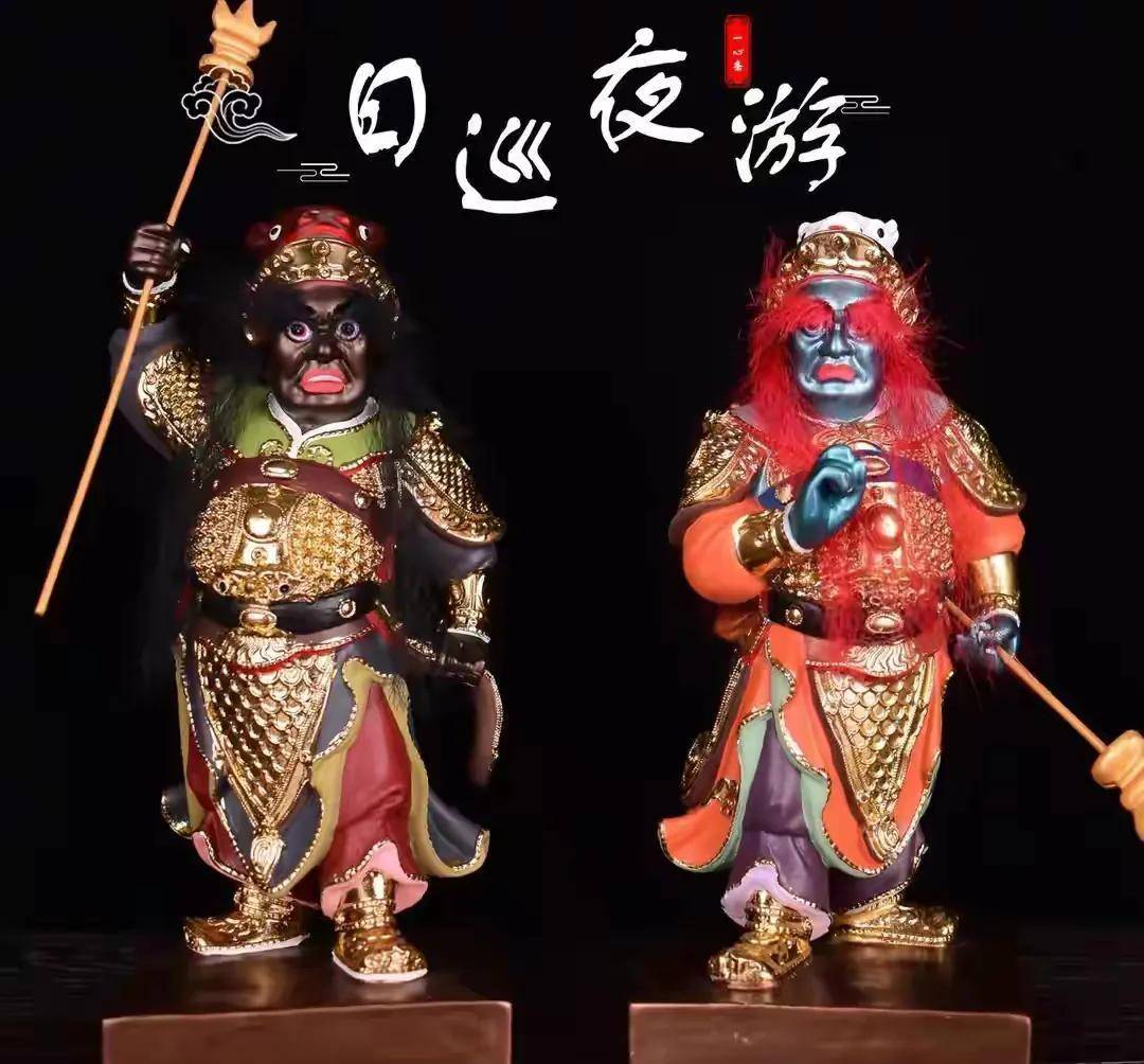 牛头马面用锁鬼的铁链猛击水面,判官手持判官笔高声