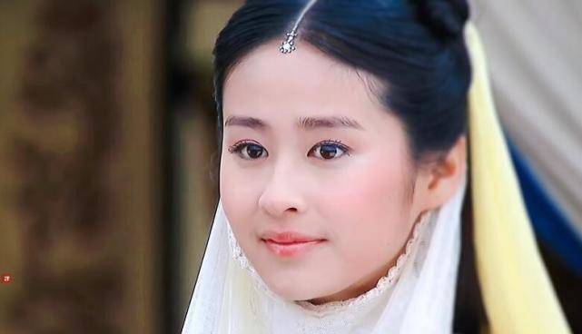 嘴歪也好看的女明星,个个明艳大气,时尚万种,笑起