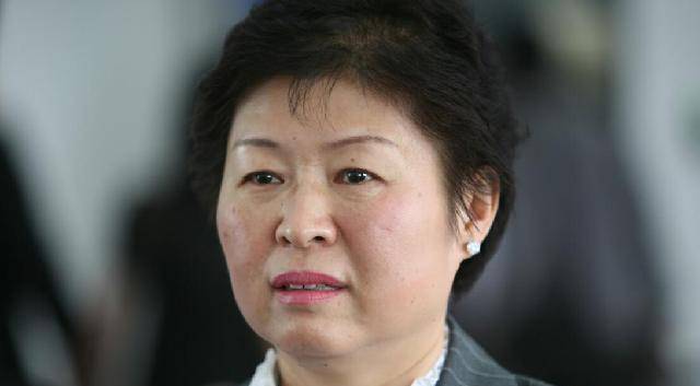 中国首位女首富:将不起眼的生意,做到闻名世界,现身家420亿_张茵_废纸