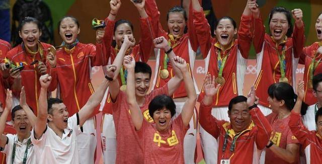 "铁榔头"郎平,球场飒爽情场果断,经历3段感情终遇幸福_白帆_中国女排