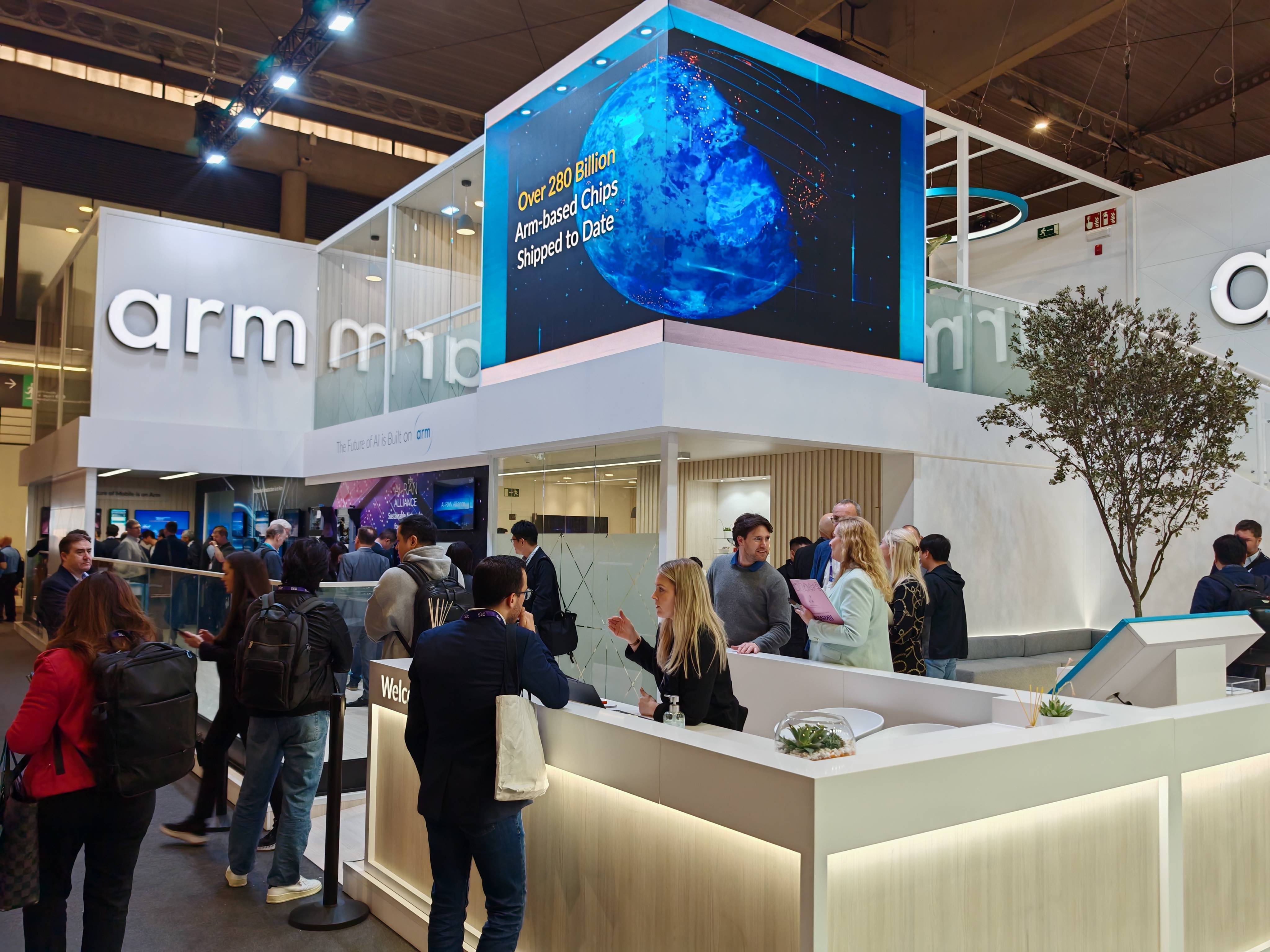 中国硬科技霸场mwc!小米su7出征,华为搞大事,ai炸了芯片窝