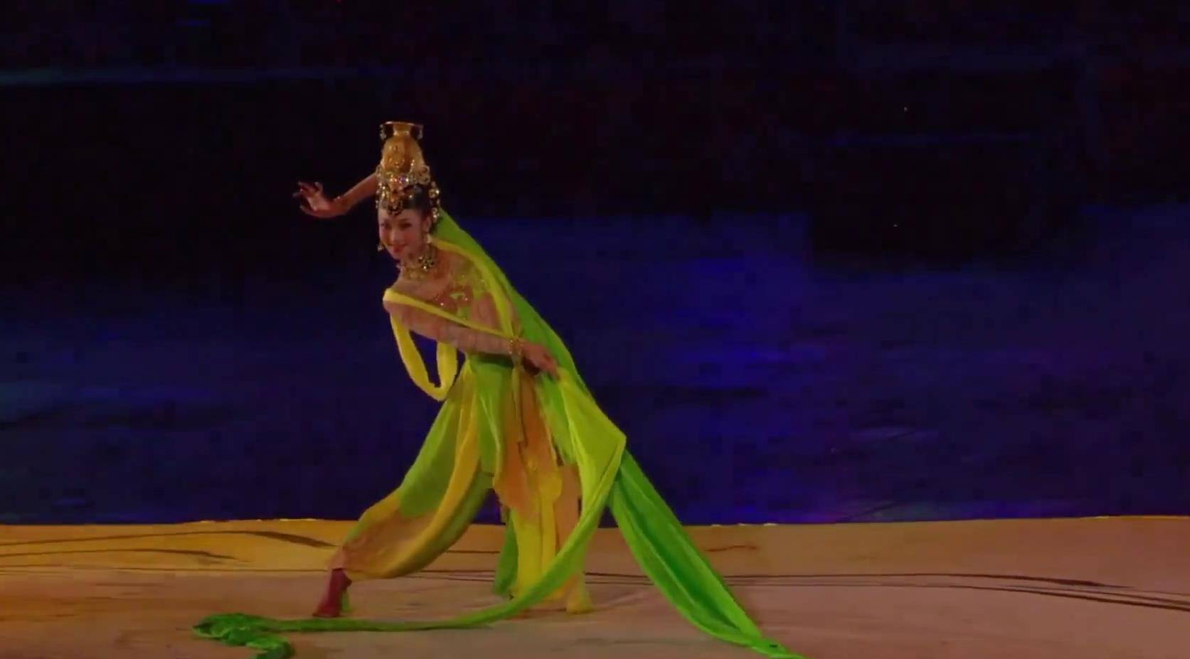 用力挥舞着手中的绸带