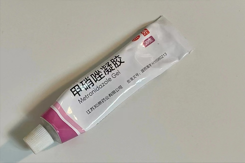 3,和壬二酸一起搭配用可以改善黑头粉刺,先用甲硝唑厚敷20分钟软化