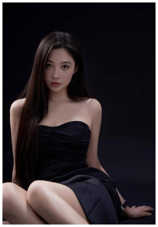 孙嘉璐搭高铁,网友调侃:像鹿晗迪丽热巴一样,很懂生活!