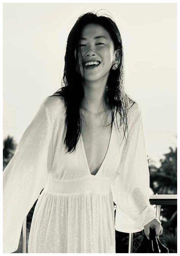 朱珠度假秀身材,比基尼尽显辣性感,零赘肉惹人羡慕._王昀佳_家庭_照片