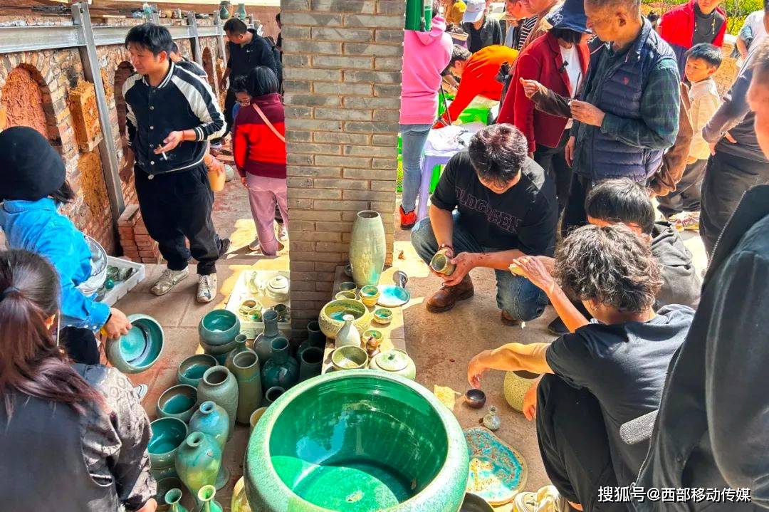 春暖花开逛窑子,云南华宁新春第一窑开窑现场惊喜不断_游客_变化_陶器