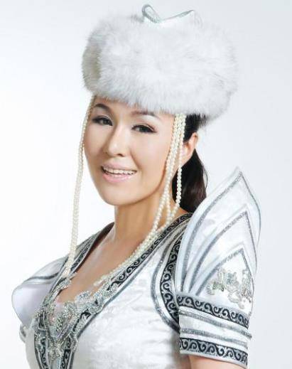 乌兰托娅原名王丽娜,因她的"神操作"导致了乌兰图雅的横空出世_马杆