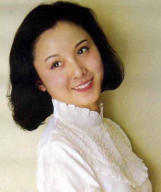 隐退23年却负债千万,最美"晴雯":老公宠我半生,也