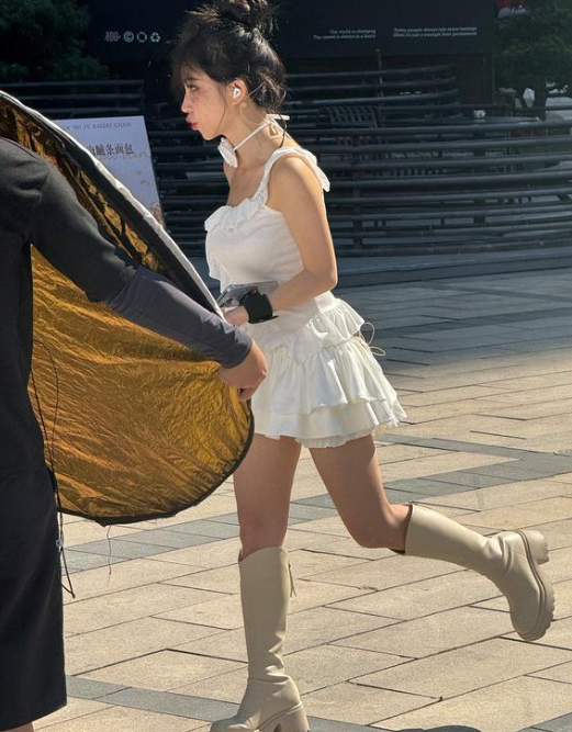 其实以前冯提莫也曾登上过《男人装》,当时她的性感造型似乎并没有