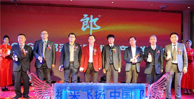 从中医学者到商业鬼才,他靠卖酒赚了8百亿,给员工奖金高达2.