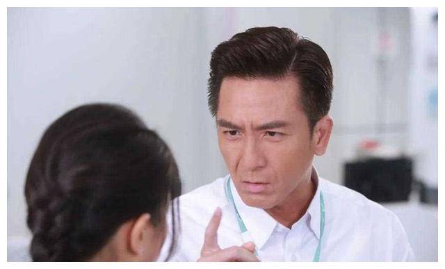 特别是与马国明,洪永城,徐荣三位"寡佬"之间的互动,更是笑点不断.