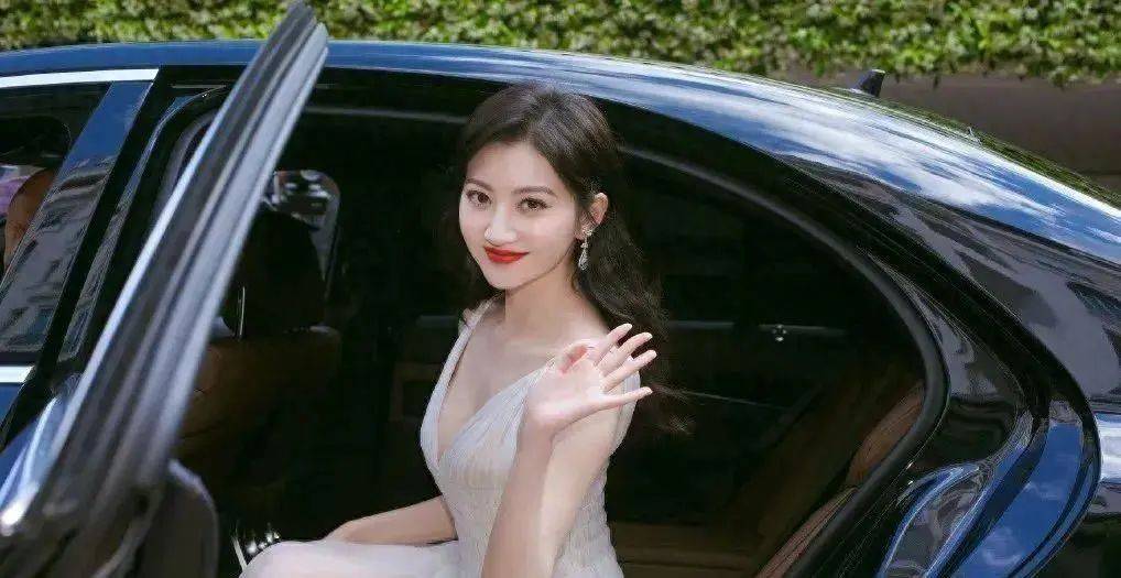 景甜"下车照"被疯传,生图下流出真实胸围,360度无死角,差点撑爆太美了