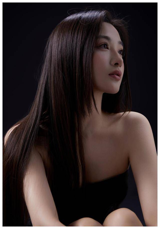 孙嘉璐搭高铁,网友调侃:像鹿晗迪丽热巴一样,很懂生活!