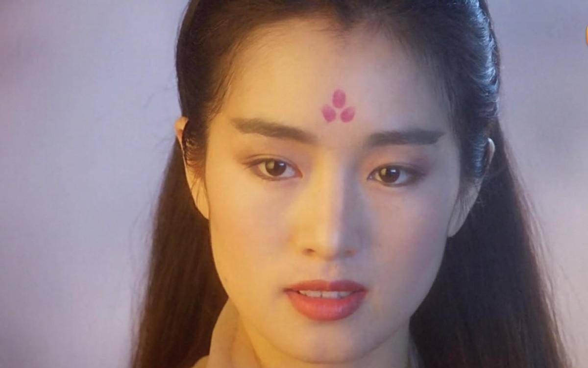 1989年,张艺谋和巩俐的恋情曝光,但当时张艺谋才刚刚分手,而且他还有