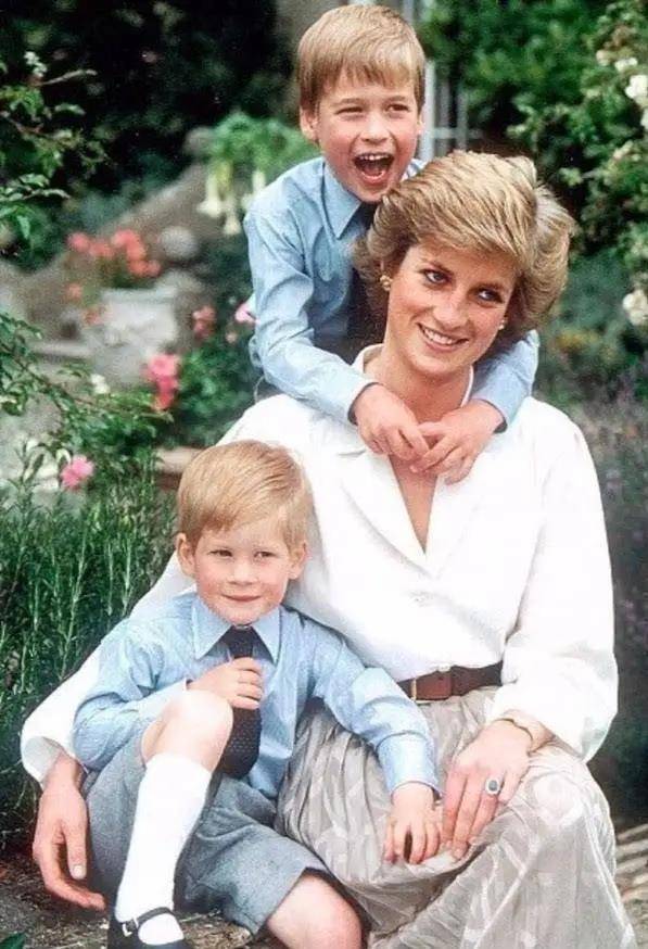 戴安娜王妃葬礼上,威廉王子满眼仇恨,多年后纪念妈妈泪水止不住_白色