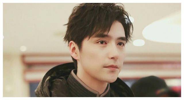 "音乐剧王子"阿云嘎:3岁丧父,6岁丧母,长兄逝世,命比小说苦_哥哥_谢娜