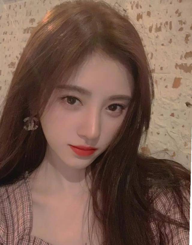 鞠婧炜晒春日美照,短上衣配高腰裤比例惊人,大长腿加分_肌肤_的设计