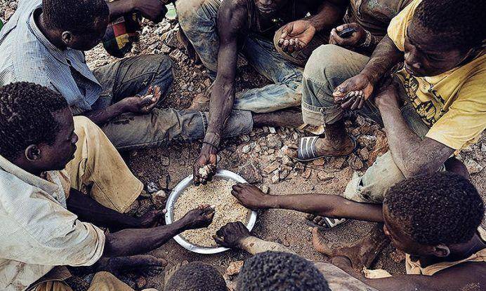 1996年,清华才女不顾一切远嫁非洲,25年后昔日同学差