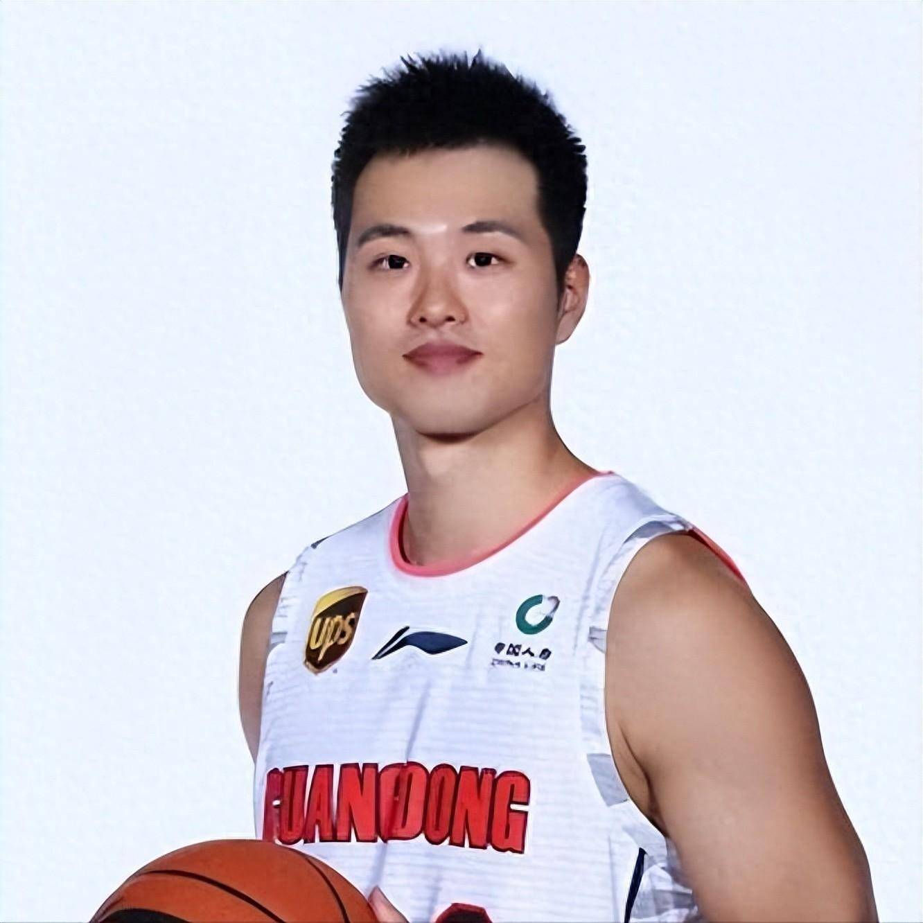 男篮前国手娶女篮第一美女,晒一家三口大合照,夫妻都是联赛冠军_孟铎