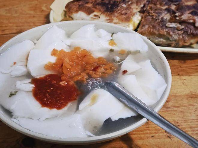 白嫩的豆腐脑加上一勺咸菜,辣椒,最后再倒上最为精华的卤汁,才算大功