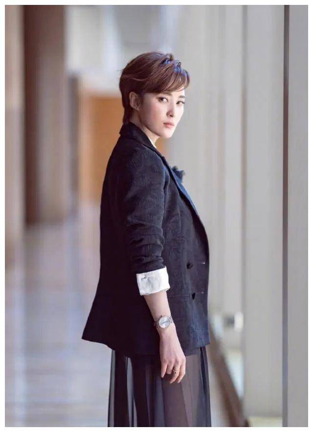 48岁蒋勤勤携老公亮相,引发新穿法热潮,上身正装下身性感火辣!