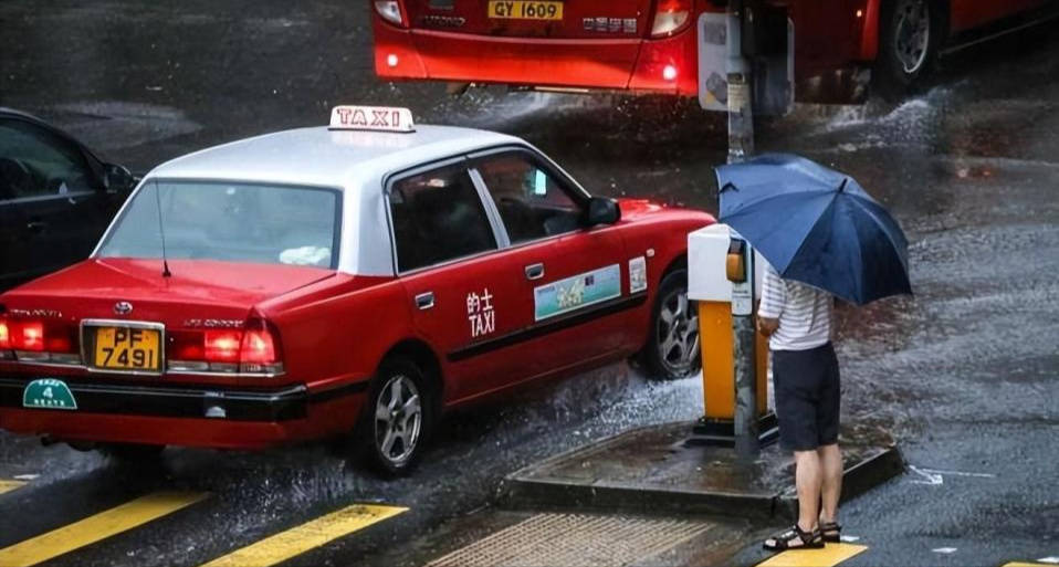 在香港开出租车到底有多难?没个千万身家,连车牌都买不到一副!