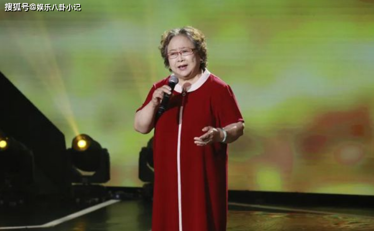 81岁李明珠近照,事业巅峰时丧父又丧夫,如今是教授也是金牌配角_父母