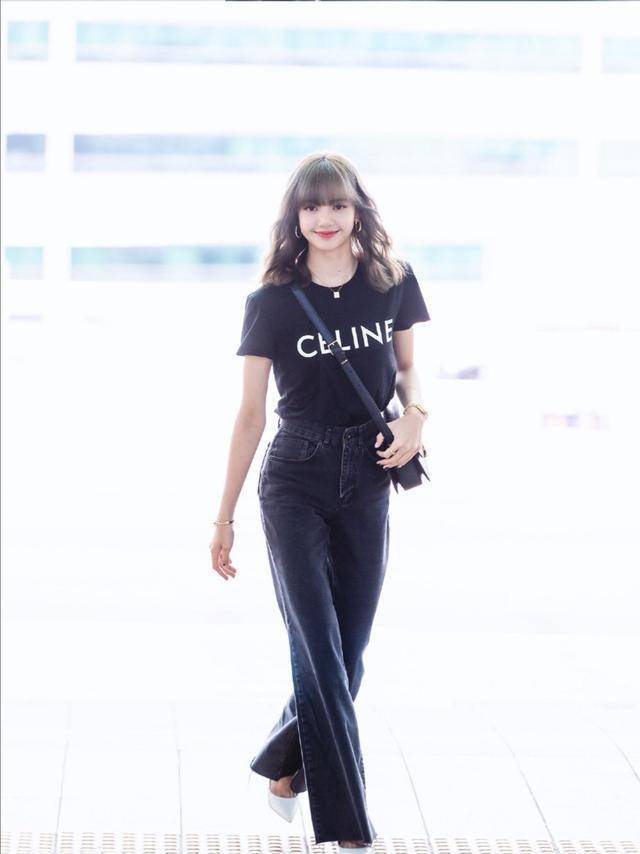 lisa看秀上身金色套装,身材好私服也好看,无愧人间芭比_时尚_选择了