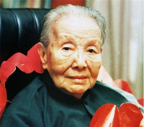 冰心走后,为何亲孙子在她碑上写"教子无方,枉为人表"八个字?