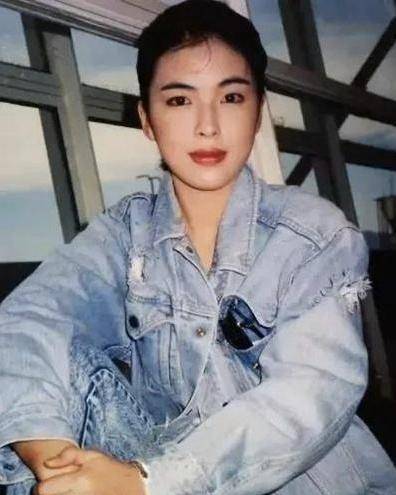 被罗美薇的时髦惊艳到了:款永不过时,妆发复古又摩登,真美!