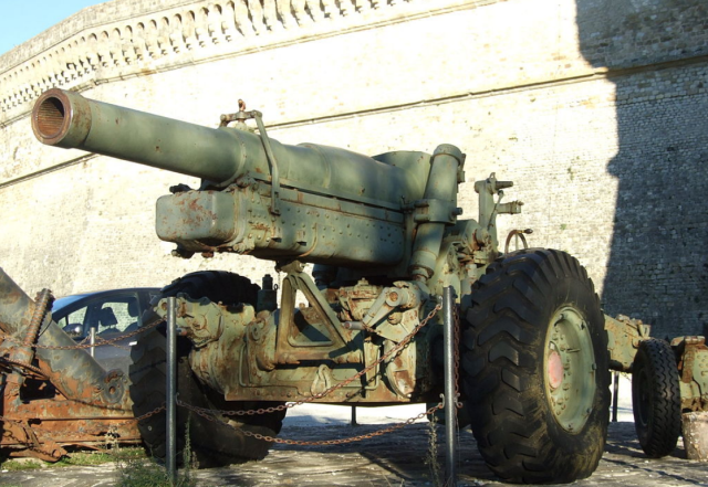 图为149/19式野战炮,重5.5吨,口径149毫米,射程14.2公里.