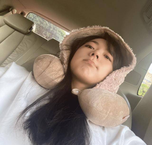 赵今麦晒原相机素颜照,怼脸自拍眼神灵动,18岁状态超能打_look_时尚