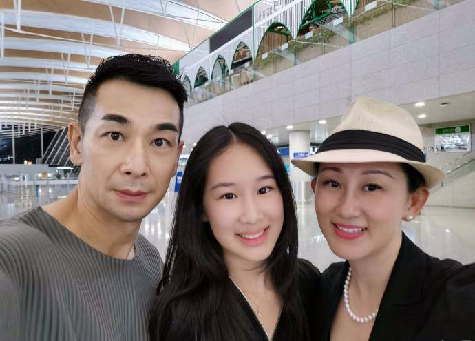 赵文卓为大女庆生,一家五口基因强大,硬汉也有柔情一面_女儿_玫瑰