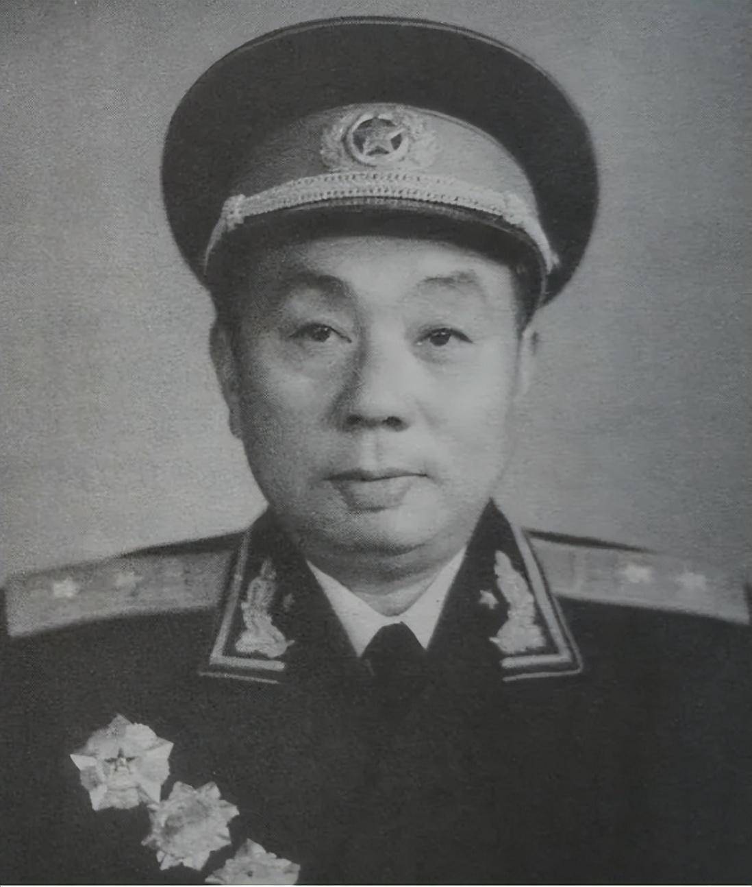 1934年,他跟随红四方面军长征,历尽千辛万苦方才到达陕北苏区.