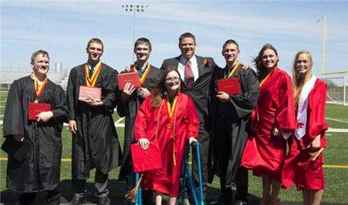 世界首例七胞胎,每天喝42瓶奶粉,换52块尿布,23年后长成这样?