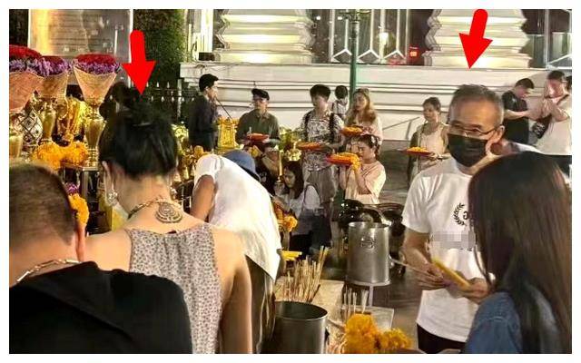 王石夫妇泰国下跪,田朴珺颈项纹身惹眼,3岁女儿随行引人瞩目.