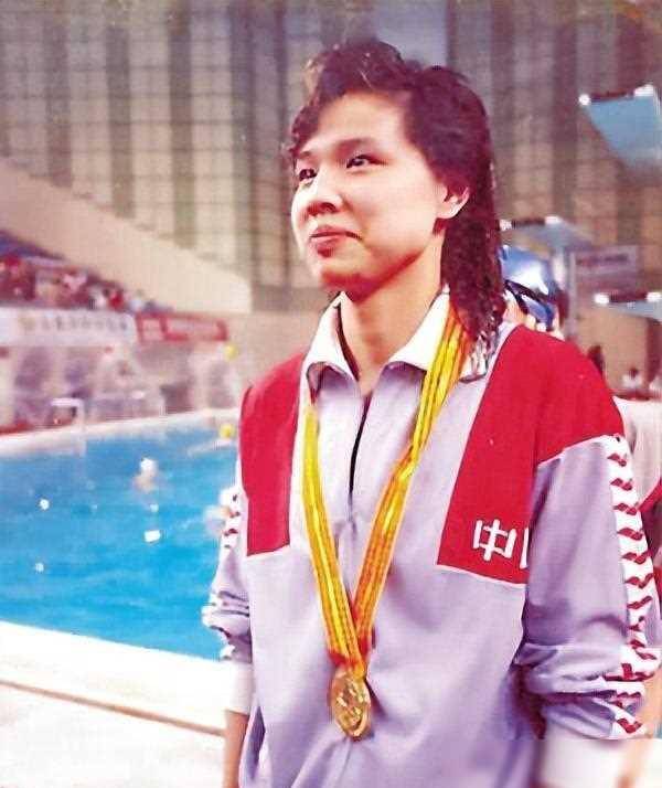 奥运冠军庄泳:移居新加坡,跟队友前男友结婚,如今家庭生赢家_游泳