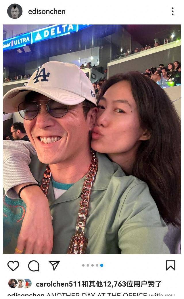 43岁的陈冠希家庭看球赛,秦舒培送香吻,女儿惟独神似妈妈_生活_老婆