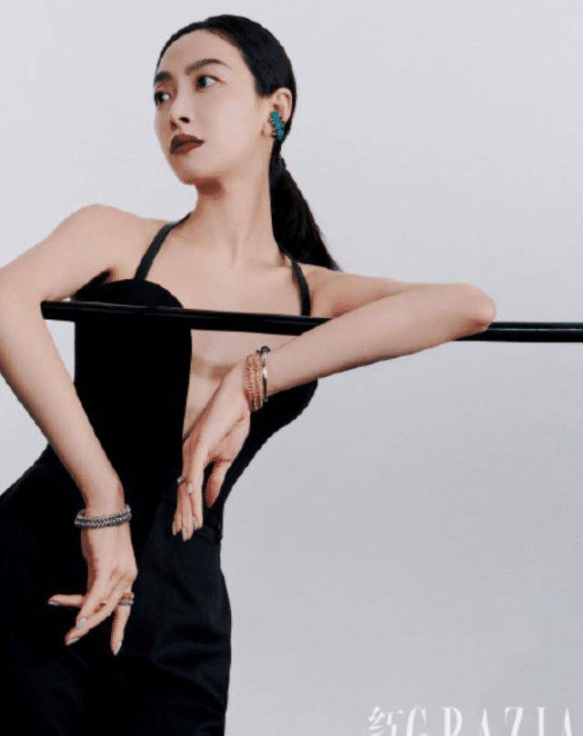 宋茜红秀封面出炉,演绎独特野性性感,刚柔并济魅力独特_黑色_设计