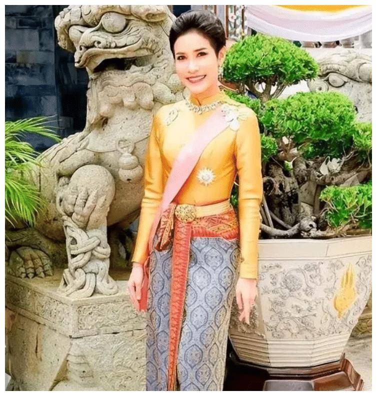 45岁苏提达穿红色旗袍,比当年西拉米还美,赢了诗妮娜