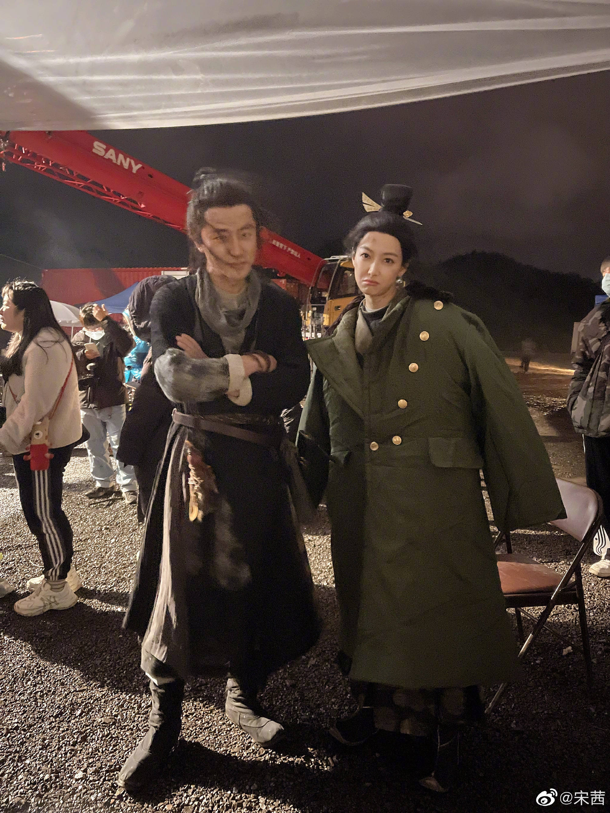 宋茜分享与黄轩片场照 居然把军大衣穿出如此高级的时尚感_电视剧