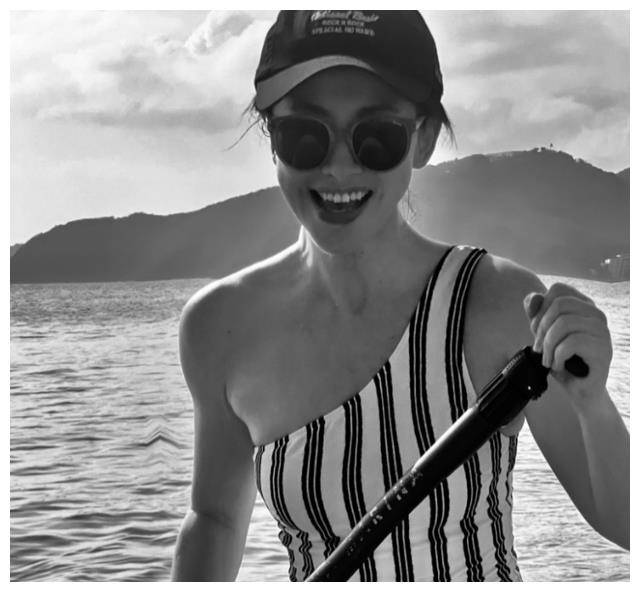 39岁朱珠泳装照曝光,圆润身材抢眼,网友赞其真美!_人们_女性_态度