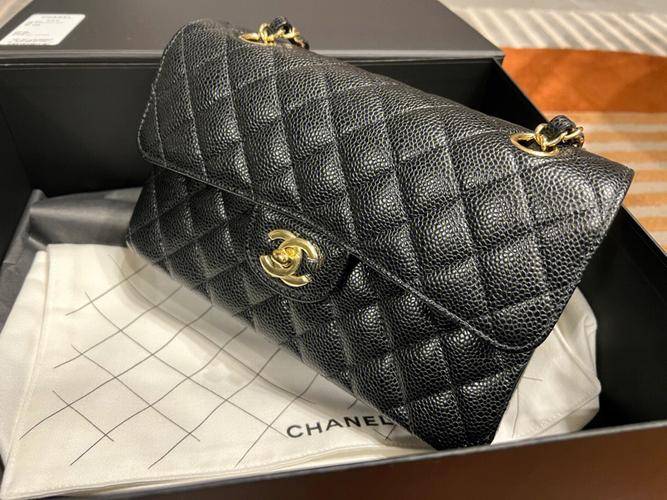 logo标识:香奈儿包包的logo标识通常是手工缝制的,线条流畅且均匀.