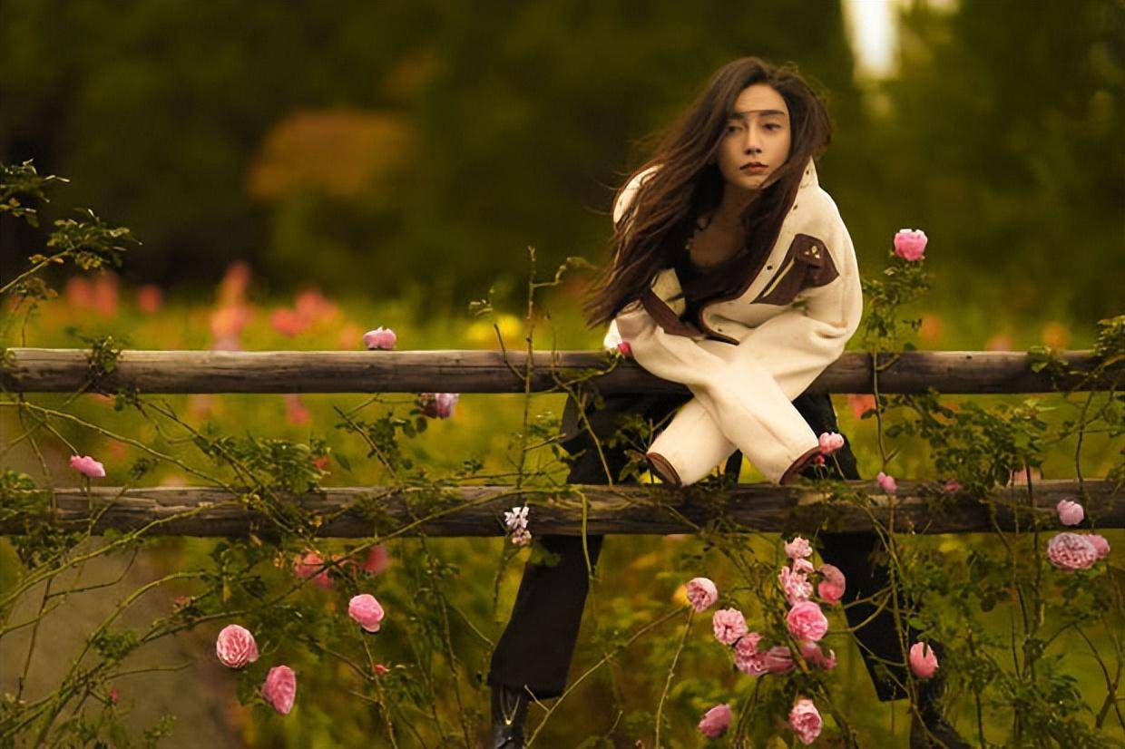 angelababy复出后晒写真迎生日 春风中拍美照慵懒松弛_栏杆_头发_自由