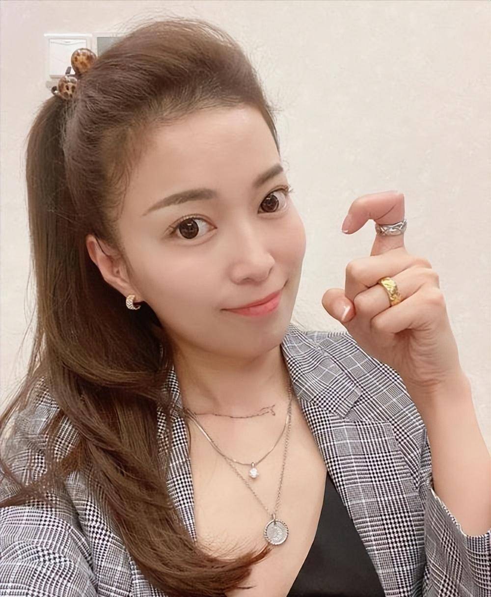 曾是东方卫视主持人,当年风光出嫁,离婚后11年独自抚养儿子长大_麻衣